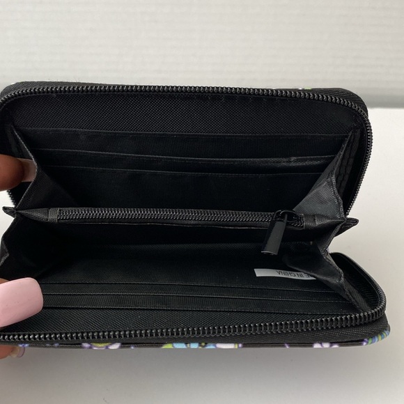 🌿2/$20 Elegant Multi-Colored Floral Wallet – Chic & Functional - Picture 3 of 3